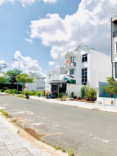 SANG LÔ ĐẤT NHÀ PHỐ 80m2 TRONG KDC TÊN LỬA 2, ĐƯỜNG RỘNG, SỔ RIÊNG