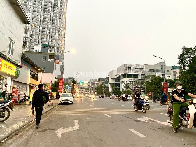 Nhà mặt phố 80m2 Chùa Láng, Q. Đống Đa. 2 mặt tiền cạnh bệnh viện Nhi.