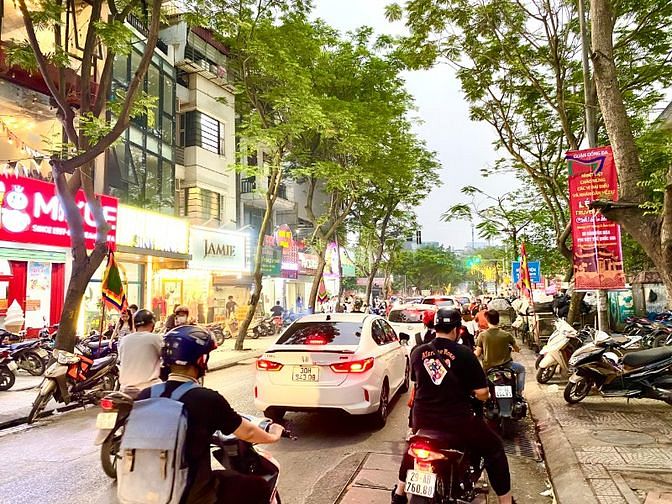 Nhà mặt phố 80m2 Chùa Láng, Q. Đống Đa. 2 mặt tiền cạnh bệnh viện Nhi.