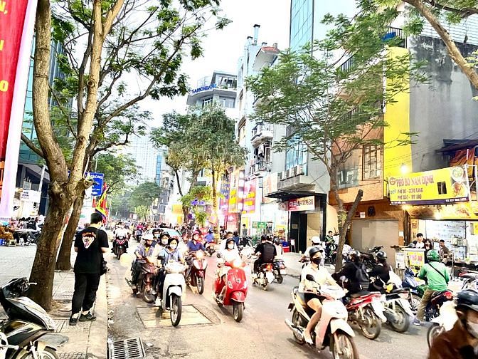Nhà mặt phố 80m2 Chùa Láng, Q. Đống Đa. 2 mặt tiền cạnh bệnh viện Nhi.
