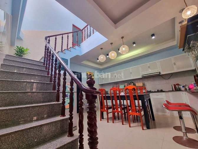BÁN NHÀ ĐẸP GIÁ TỐT, NGAY BIỂN NHA TRANG