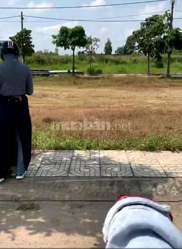 Giảm mạnh 1 lô 2 mặt tiền 98,7m2 giá 1tỷ1 TL, sổ sẵn công chứng ngay 