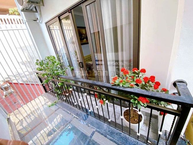 BÁN NHÀ NGÕ 575 HOÀNG HOA THÁM 27m 2,5 tầng , cần tiền bán m