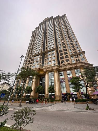 Bán nhà 5 tầng DT 40m2 MT 4m mặt đường Lạc Long Quân, gần uỷ ban quận.