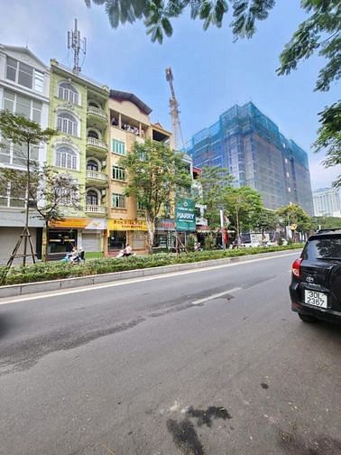 Bán nhà 5 tầng DT 40m2 MT 4m mặt đường Lạc Long Quân, gần uỷ ban quận.
