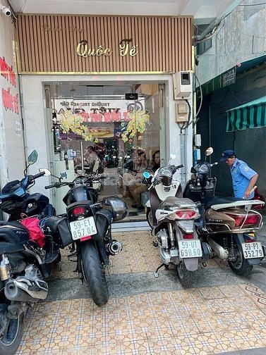 Hớt tóc Quốc Tế. Cần Tuyển 1 thợ nữ ráy tai, gội đầu