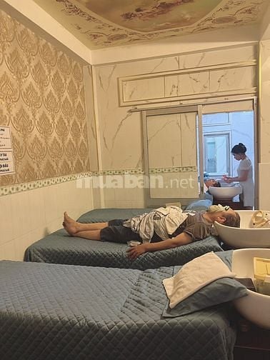 Hớt tóc Quốc Tế. Cần Tuyển 1 thợ nữ ráy tai, gội đầu
