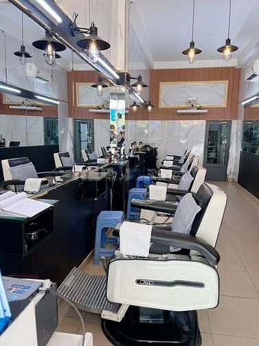 Hớt tóc Quốc Tế. Cần Tuyển 1 thợ nữ ráy tai, gội đầu