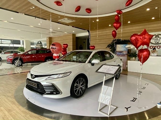 Toyota Camry 2023 nhập Thái giảm sâu 