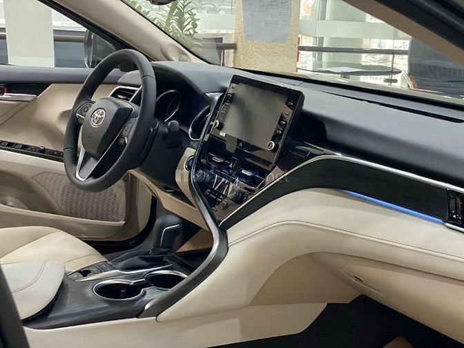 Toyota Camry 2023 nhập Thái giảm sâu 