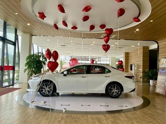 Toyota Camry 2023 nhập Thái giảm sâu 