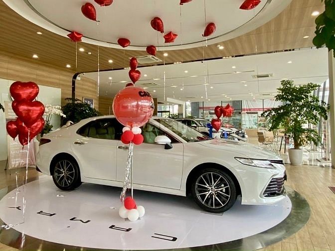 Toyota Camry 2023 nhập Thái giảm sâu 