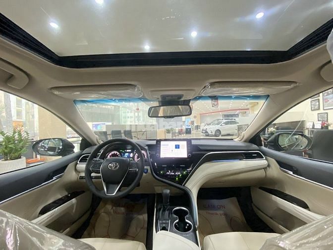 Toyota Camry 2023 nhập Thái giảm sâu 