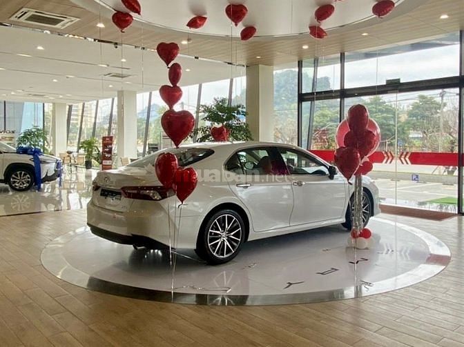 Toyota Camry 2023 nhập Thái giảm sâu 