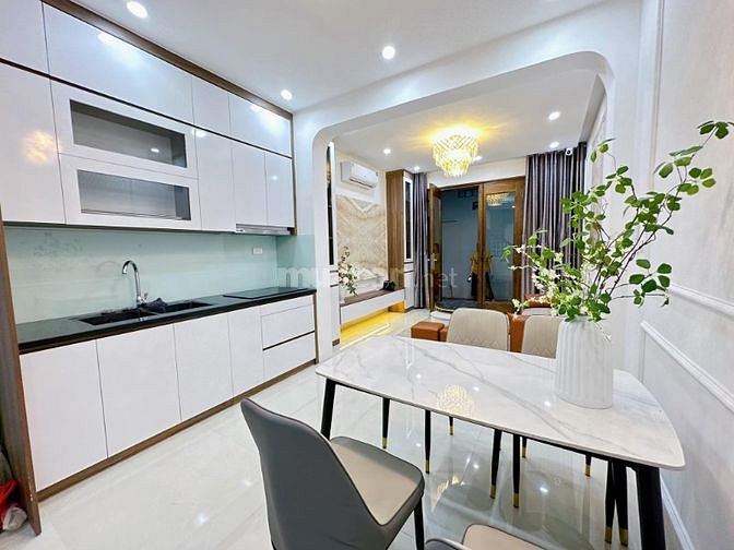 Bán gấp nhà phố Nguyễn Văn Cừ , 35m2, 5 tầng, giá 3.2 tỷ, cách MP 10m