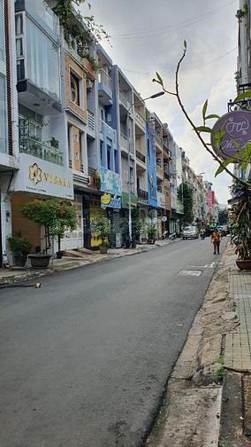 Cho thuê nguyên căn Dt sàn 346,5m2 đường Hoa Lan