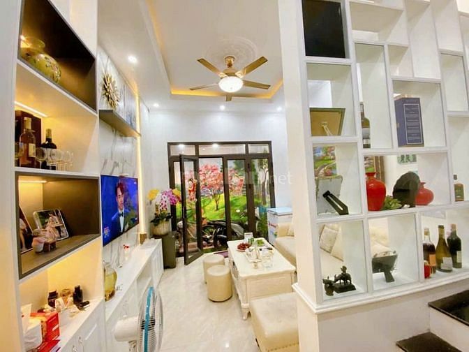 CHỦ NHÀ BÁN PHỐ BẮC CẦU,NGỌC THỤY.98m2 xây 3,5 tầng đang cần tiền ,