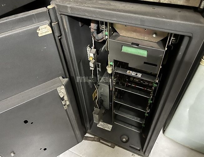 VIETCOMBANK SÀI GÒN CHỘ LỚN THANH LÝ 2 MÁY ATM HƯ HỎNG