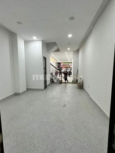Mặt tiền Hoàng Văn Thụ -đối diện nhà hàng Adora: 4x20 nhà 3 lầu mới