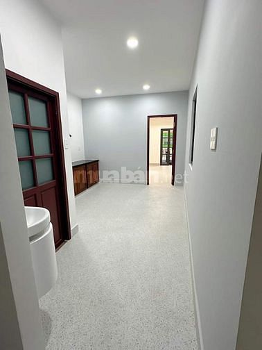 Mặt tiền Hoàng Văn Thụ -đối diện nhà hàng Adora: 4x20 nhà 3 lầu mới