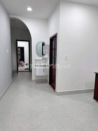 Mặt tiền Hoàng Văn Thụ -đối diện nhà hàng Adora: 4x20 nhà 3 lầu mới