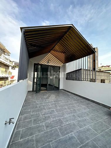 Mặt tiền Hoàng Văn Thụ -đối diện nhà hàng Adora: 4x20 nhà 3 lầu mới