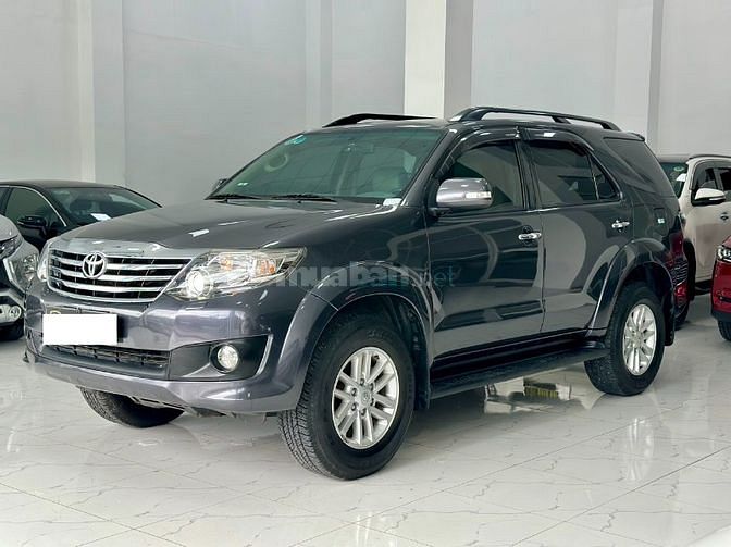 Toyota Fortuner máy xăng, số tự động, 1 cầu, màu ghi xám, bstp