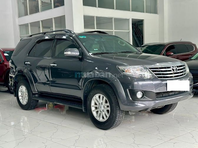Toyota Fortuner máy xăng, số tự động, 1 cầu, màu ghi xám, bstp