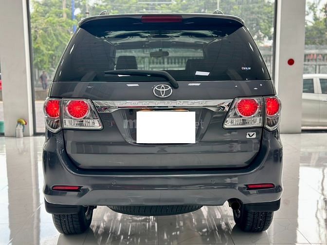 Toyota Fortuner máy xăng, số tự động, 1 cầu, màu ghi xám, bstp