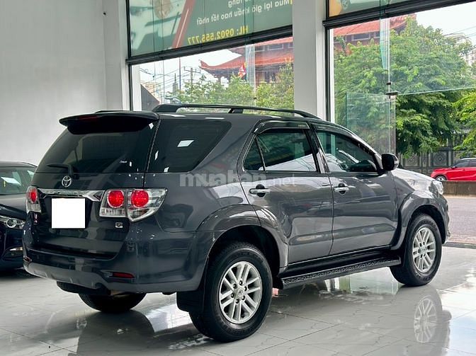 Toyota Fortuner máy xăng, số tự động, 1 cầu, màu ghi xám, bstp