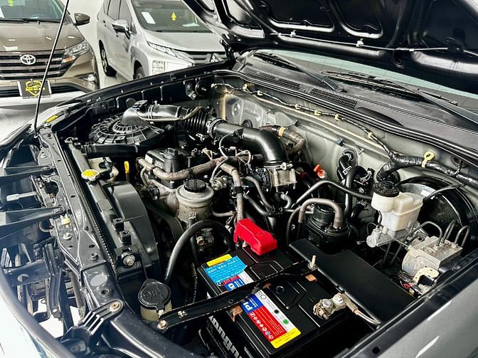 Toyota Fortuner máy xăng, số tự động, 1 cầu, màu ghi xám, bstp