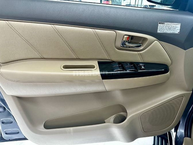 Toyota Fortuner máy xăng, số tự động, 1 cầu, màu ghi xám, bstp
