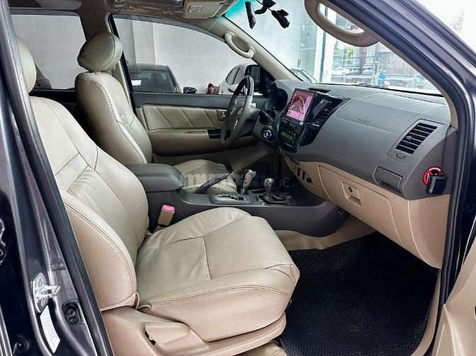 Toyota Fortuner máy xăng, số tự động, 1 cầu, màu ghi xám, bstp