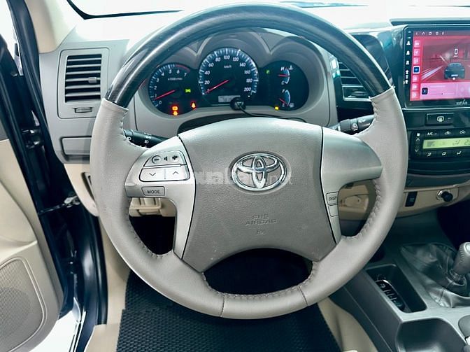 Toyota Fortuner máy xăng, số tự động, 1 cầu, màu ghi xám, bstp
