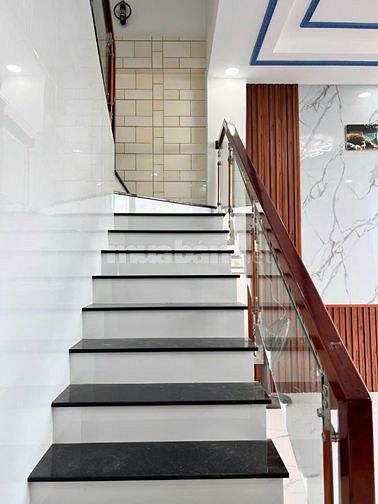 - Nhà Phường 10 TP Mỹ Tho  - Vị Trí : Nhà Cách Ấp Bắc tầm 120m . Đường