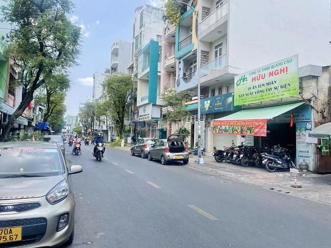 Mặt Tiền 6 Tầng, Q.10 Ngay ĐH Kinh Tế, DT (4,2 x 20) Có Vỉa Hè, HC