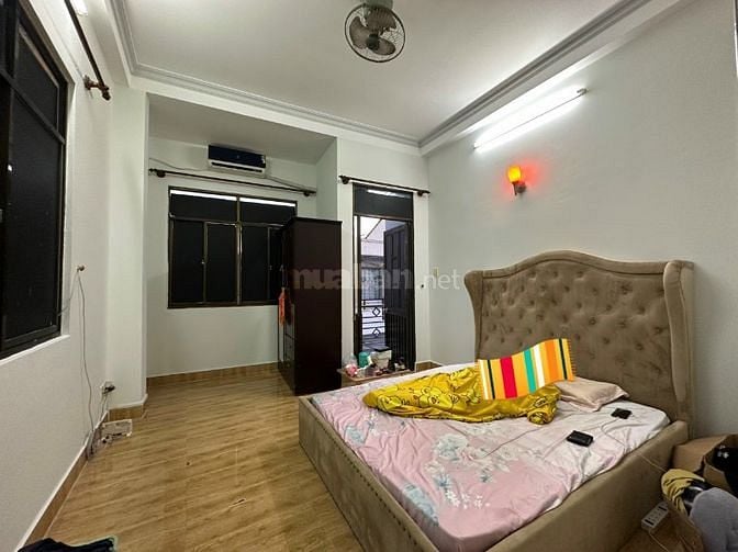 Kèo thơm, bán nhà 4 tầng, gần đường trần hưng đạo. Xe hơi đỗ cửa. 
