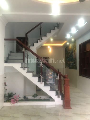 Bán nhà ngay ngã tư ga trệt3lầu mới đẹp hiện đại giá 5tỷ6 hàhuygiápQ12