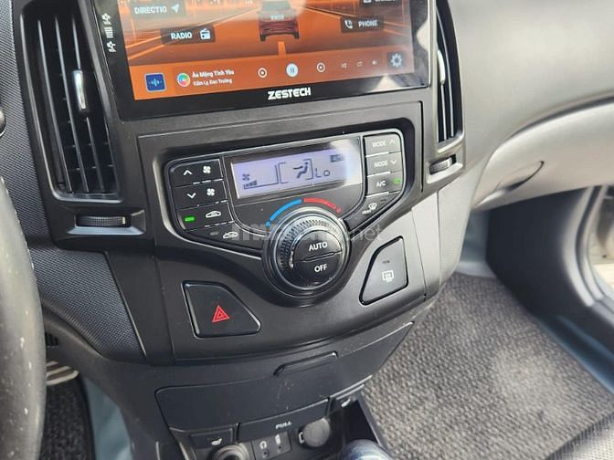 Em đang cần tiền bán chiếc xe đang đi HYundai i30cw, có cửa sổ trời