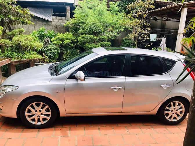 Em đang cần tiền bán chiếc xe đang đi HYundai i30cw, có cửa sổ trời