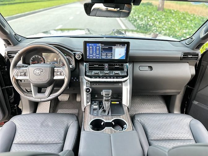 Bán ô tô 𝐓𝐎𝐘𝐎𝐓𝐀 𝐋𝐀𝐍𝐃𝐂𝐑𝐔𝐈𝐒𝐄𝐑 𝐋𝐂 300 sản xuất 11.2022