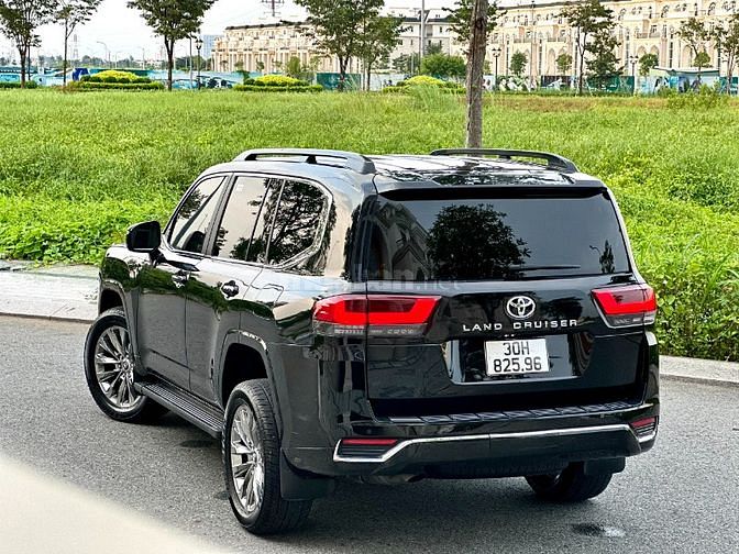 Bán ô tô 𝐓𝐎𝐘𝐎𝐓𝐀 𝐋𝐀𝐍𝐃𝐂𝐑𝐔𝐈𝐒𝐄𝐑 𝐋𝐂 300 sản xuất 11.2022