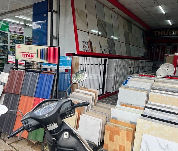 Sang nhượng cửa hàng gạch men ngay ngã 3 Long Phước - Q9