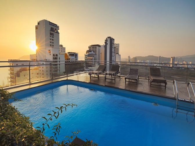 Bán khách sạn 4 sao đường Trần Phú - Nha Trang - view biển và núi