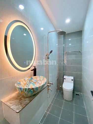 Cần vốn bán gấp nhà 37,5m2 Hoàng Diệu, Phường 4, Quận 4, xe hơi đỗ cửa