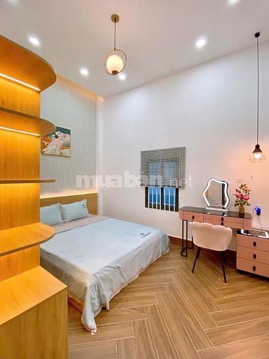 Cần vốn bán gấp nhà 37,5m2 Hoàng Diệu, Phường 4, Quận 4, xe hơi đỗ cửa