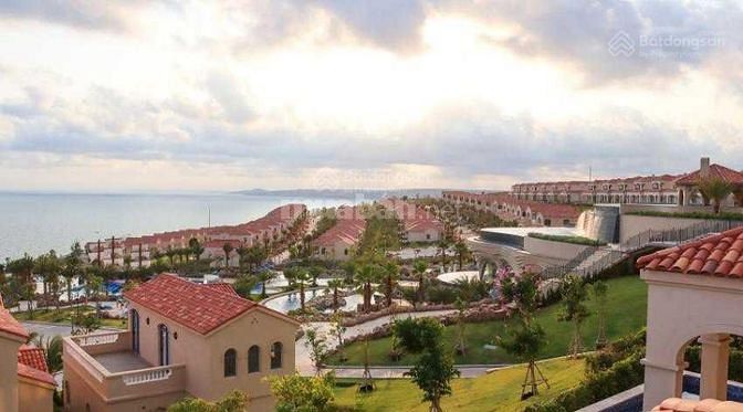 Centara Mũi Né bán gấp  căn villa 250 m2 căn view hồ duy nhất 7 tỷ. 