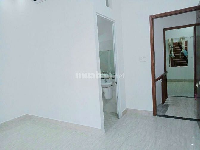 Căn nhà 2 lầu, xe hơi đậu cửa, sổ riêng, chỉ 1 sẹc đường TX 22.
