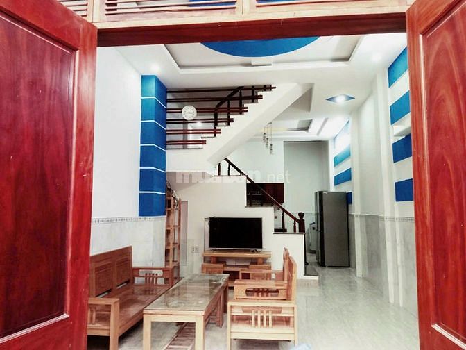 Căn nhà 2 lầu, xe hơi đậu cửa, sổ riêng, chỉ 1 sẹc đường TX 22.