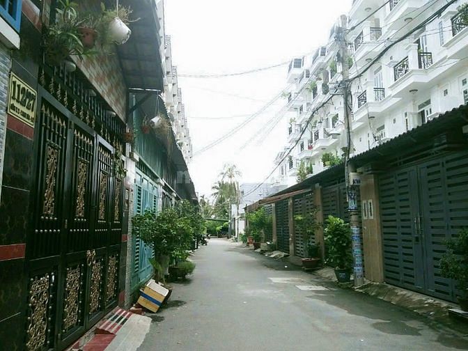Căn nhà 2 lầu, xe hơi đậu cửa, sổ riêng, chỉ 1 sẹc đường TX 22.